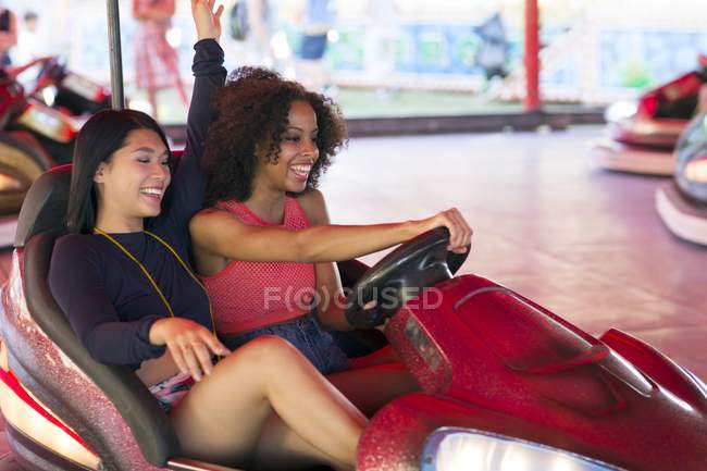 Дві жінки розважаються на машині бампера . — стокове фото