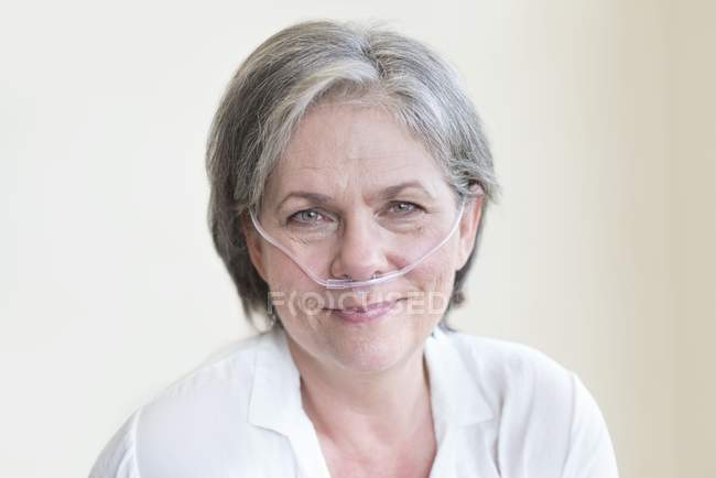 Paciente feminina com cânula nasal, retrato . — Fotografia de Stock