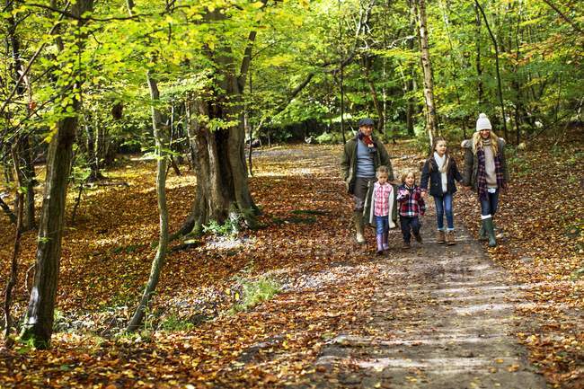 Familie spaziert im herbstlichen Wald — Stockfoto