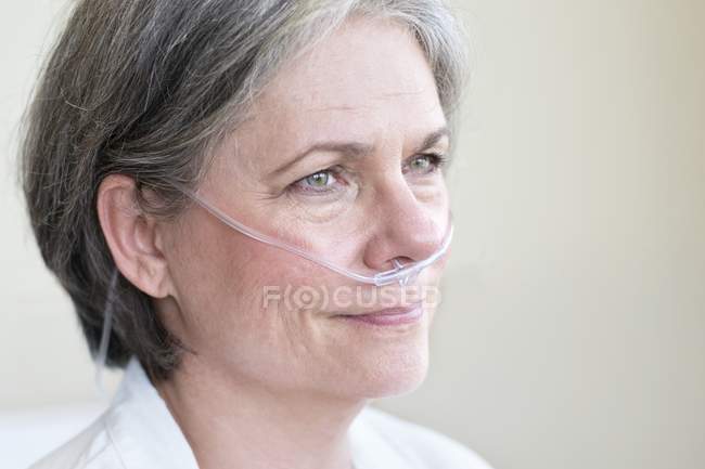 Paciente femenina con cánula nasal . - foto de stock