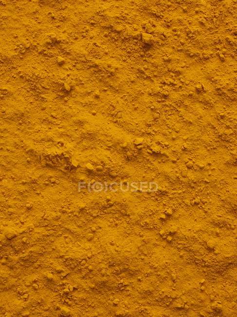 Polvo de cúrcuma amarillo, marco completo . - foto de stock
