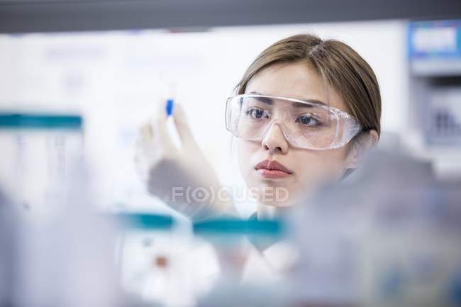 Assistante de laboratoire féminine portant des lunettes de sécurité
. — Photo de stock