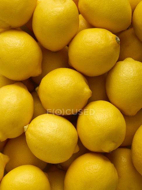Крупный план желтых лимонов, полная рамка . — стоковое фото