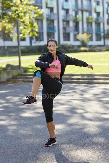 Mujer joven haciendo ejercicio en la calle . - foto de stock