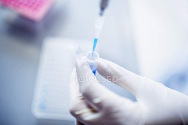 Scientist hand using pipette, close-up. — Stock Photo