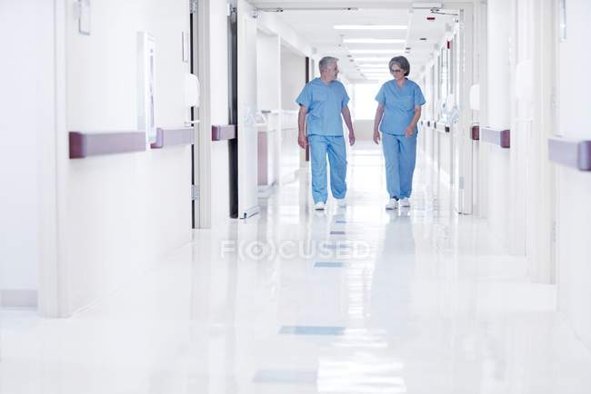 Medici che camminano nel corridoio dell'ospedale . — Foto stock