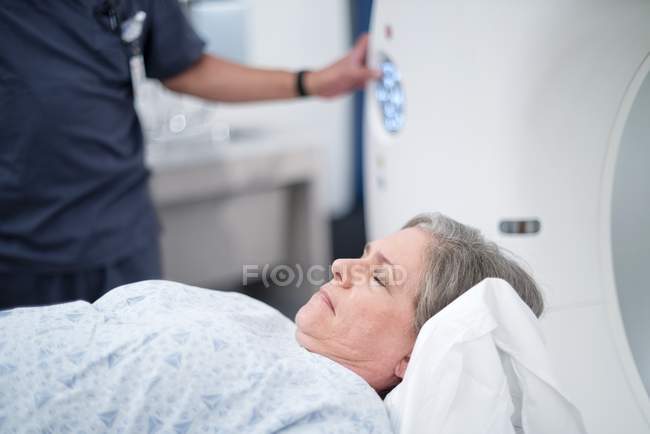 Mature woman in MRI scanner. — Stock Photo