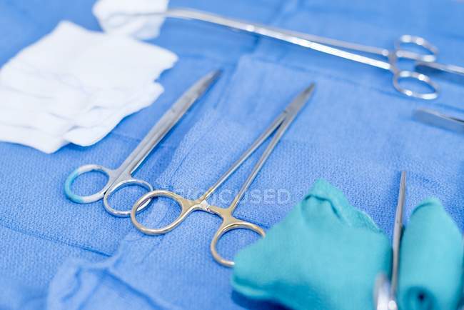 Chirurgische Geräte auf Tablett, Nahaufnahme. — Stockfoto