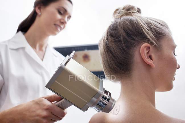 Paciente feminina em mole de escaneamento clínica da pele . — Fotografia de Stock