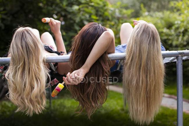 Drei Frauen liegen auf Trampolin mit Eistrampolin. — Stockfoto