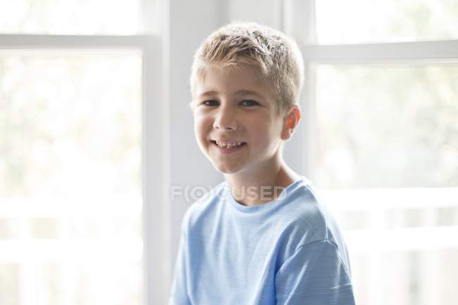 Retrato de menino pré-adolescente sorrindo e olhando na câmera
. — Fotografia de Stock