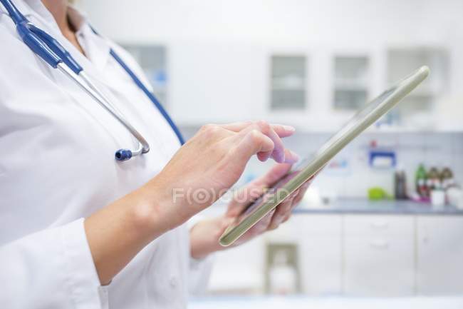 Vista recortada del médico femenino usando tableta digital
. - foto de stock