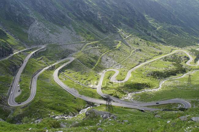 Strada di montagna di Transfagarasan di avvolgimento in valle della Romania — Foto stock