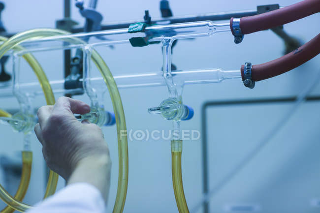 Крупним планом ручний регулюючий кран на буріння трубки в фармацевтичній лабораторії . — стокове фото