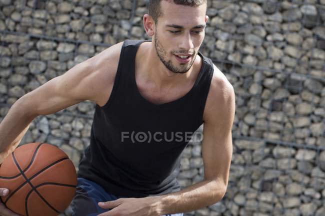 Uomo in possesso di basket e sorridente . — Foto stock