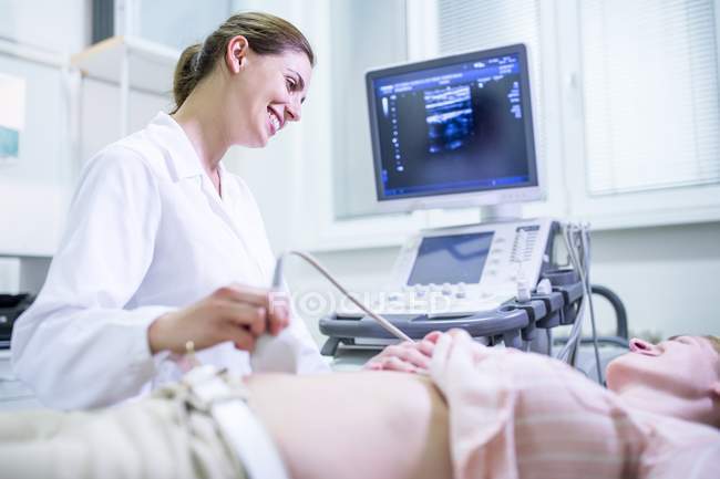 Sonography que executa o ultrassom no paciente fêmea . — Fotografia de Stock