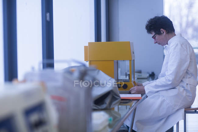 Chimica femminile che utilizza attrezzature in laboratorio farmaceutico . — Foto stock