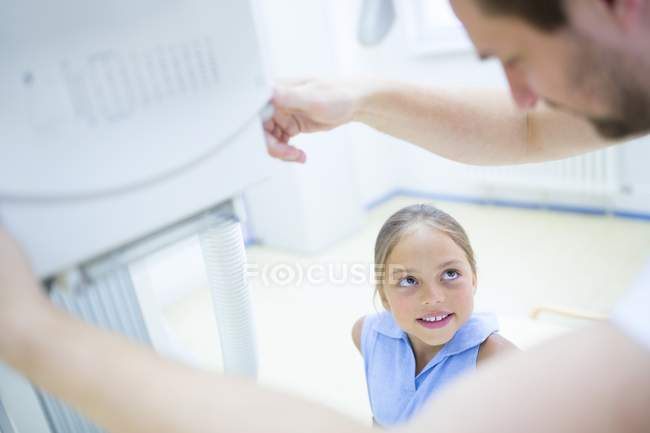 Médecin préparant jeune fille pour la radiographie à l'hôpital . — Photo de stock