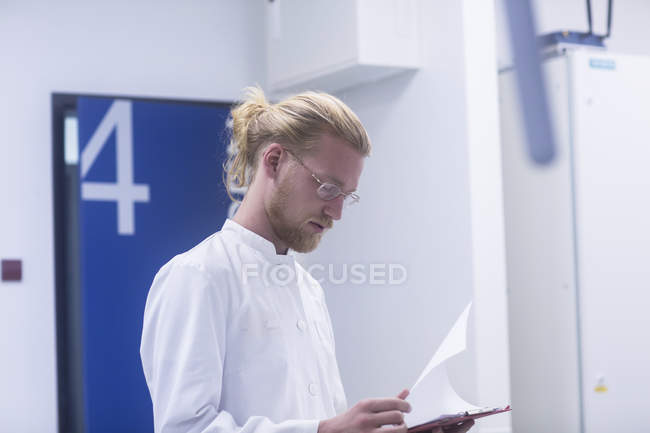Radiologo che esamina la documentazione in sala di radiologia . — Foto stock