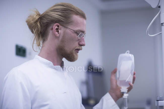 Радіолог тримає пляшку розчину в радіологічній кімнаті . — стокове фото