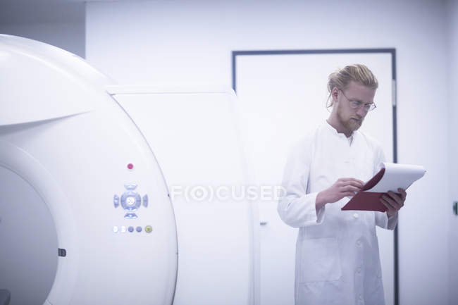 Radiologiste vérifiant les notes dans la salle de radiologie . — Photo de stock