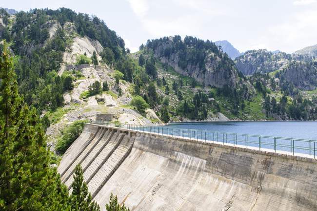 Staudamm am Bergsee in Colomers, Katalanischen Pyrenäen, Spanien. — Stockfoto