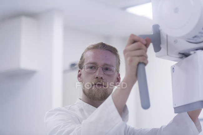 Radiologist operating X-ray machine. — Stock Photo