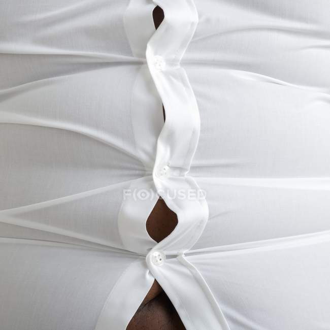 Надмірна вага чоловіка в білій сорочці з затупленими гудзиками . — стокове фото
