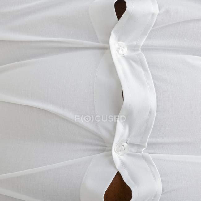 Надмірна вага чоловіка в білій сорочці з затупленими гудзиками . — стокове фото