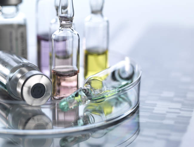 Varietà di potenziali farmaci in capsule di Petri su autoradiogramma del DNA . — Foto stock