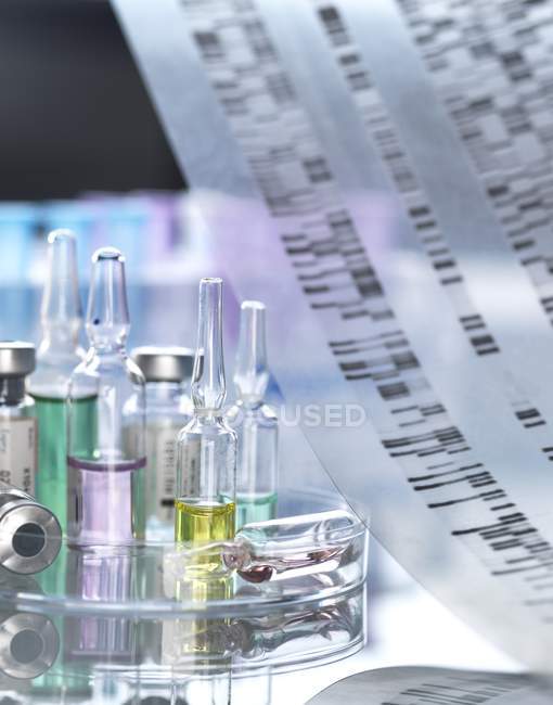 Variedad de fármacos en el autoradiograma de ADN, primer plano . - foto de stock