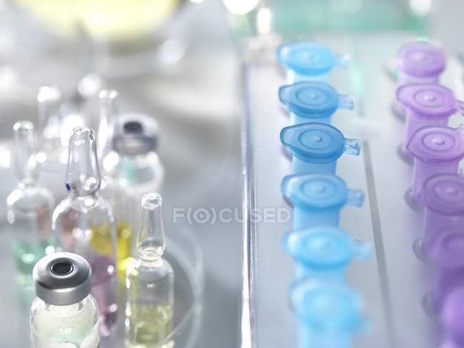Variedad de fármacos potenciales en viales farmacéuticos y tubos de ensayo . - foto de stock