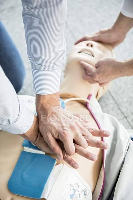 Primi soccorritori che praticano la rianimazione cardiopolmonare sul manichino da addestramento . — Foto stock