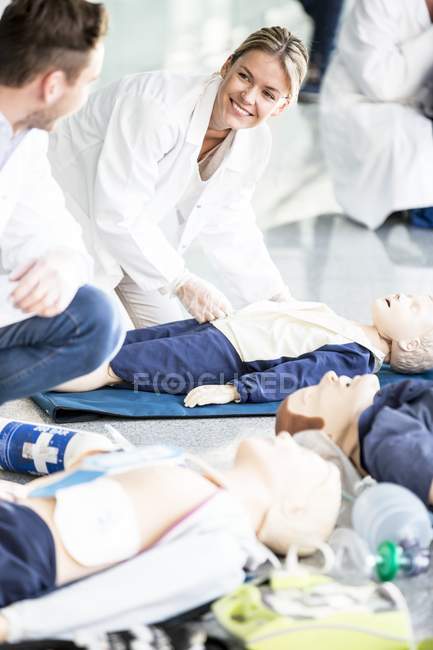 Médecins effectuant une formation en réanimation cardiopulmonaire sur mannequins . — Photo de stock