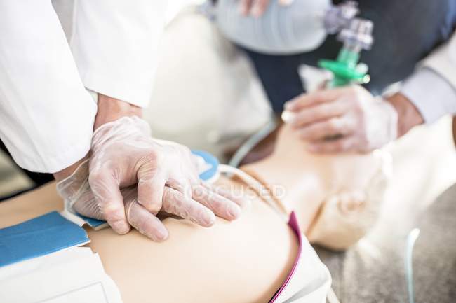 Primeiros socorros praticando ressuscitação cardiopulmonar em manequim de treinamento . — Fotografia de Stock