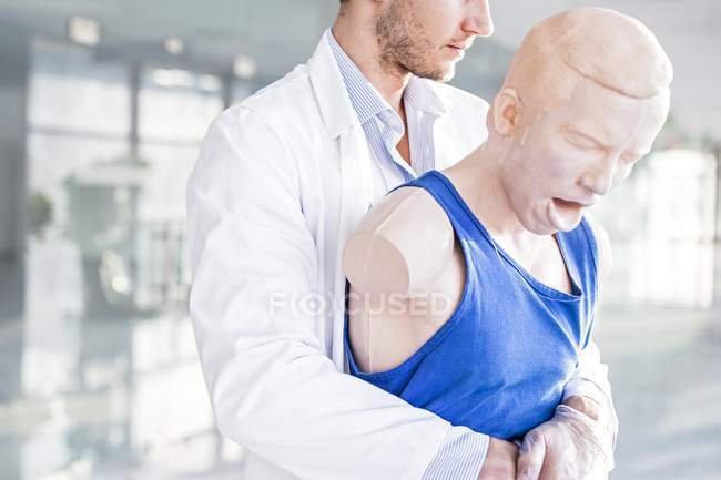 Médico que pratica a manobra de Heimlich na formação de boneco . — Fotografia de Stock