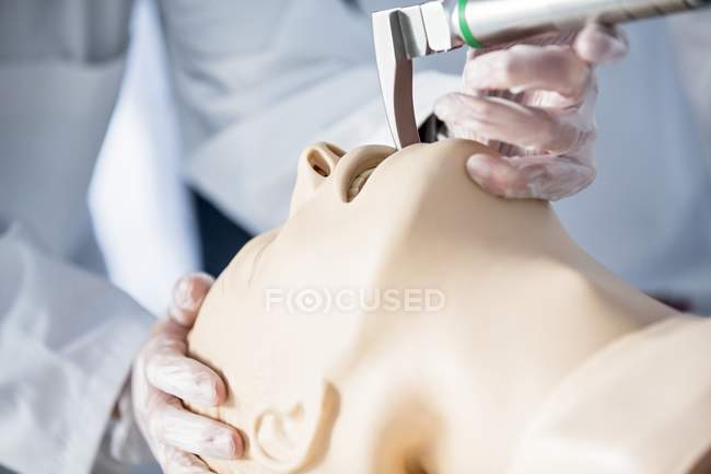 Médecin pratiquant l'intubation trachéale sur mannequin d'entraînement . — Photo de stock