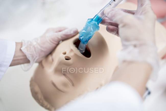 Arzt übt Luftröhrenintubation an Trainingspuppe. — Stockfoto