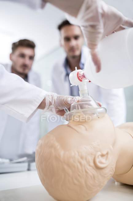 Médicos praticando ventilação saco-válvula-máscara no manequim de treinamento . — Fotografia de Stock