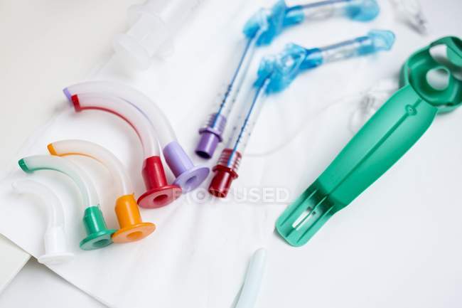 Kit de intubação traqueal em fundo branco . — Fotografia de Stock