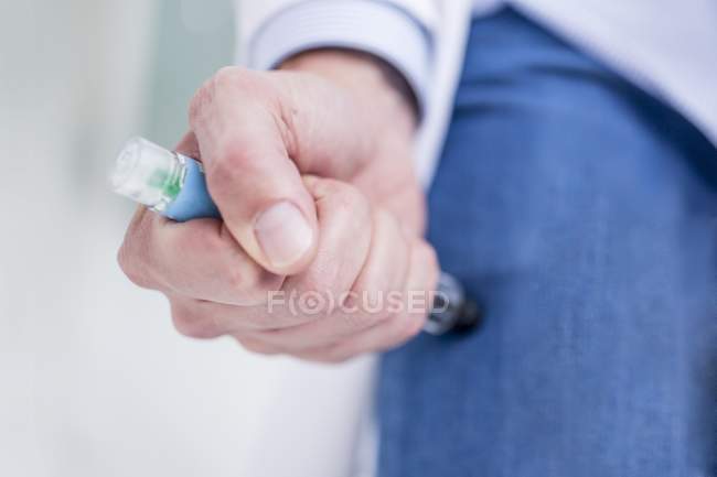 Close-up of woman making self-injection in thigh. — Stock Photo