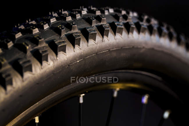 Vista ravvicinata del pneumatico della ruota della bicicletta . — Foto stock
