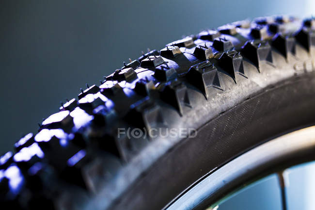 Vue rapprochée du pneu de roue de vélo . — Photo de stock