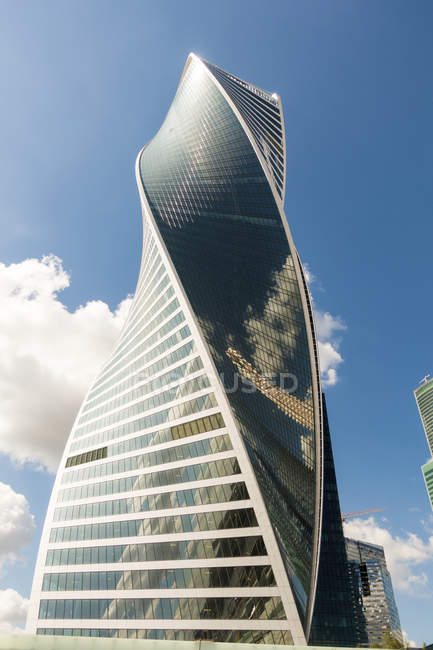 МОСКВА, РОССИЯ - CIRCA AUGUST, 2015: Башня Эволюции с низким углом обзора в центре города . — стоковое фото