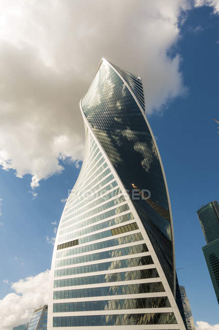 Москва - Circa серпня, 2015: Низький кут зору еволюції башти в центрі міста. — стокове фото