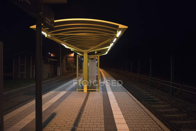 Stazione ferroviaria illuminata di notte a Gera, Germania . — Foto stock