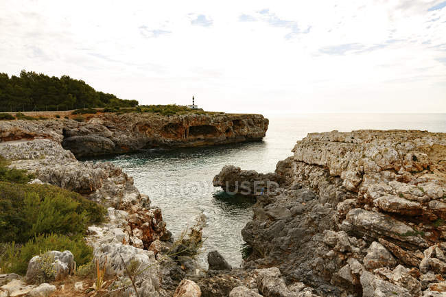 Costa rocosa de la isla de Mallorca, España . - foto de stock