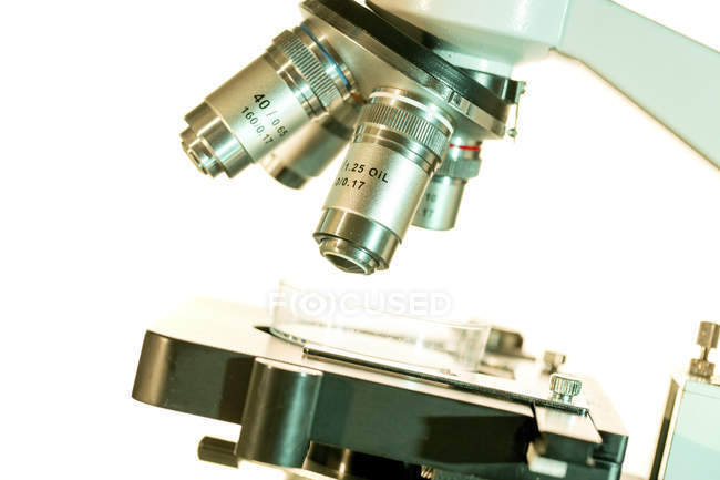 Primo piano dello stadio del microscopio luminoso e delle lenti . — Foto stock