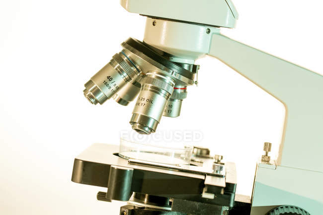 Primer plano de la etapa del microscopio de luz y las lentes . - foto de stock