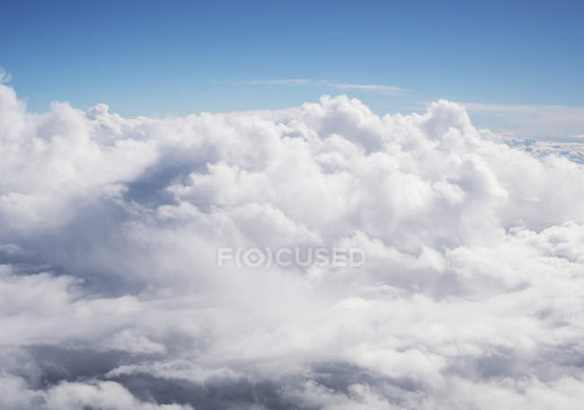 Padrão natural de paisagem nublada no céu azul, vista aérea — Fotografia de Stock
